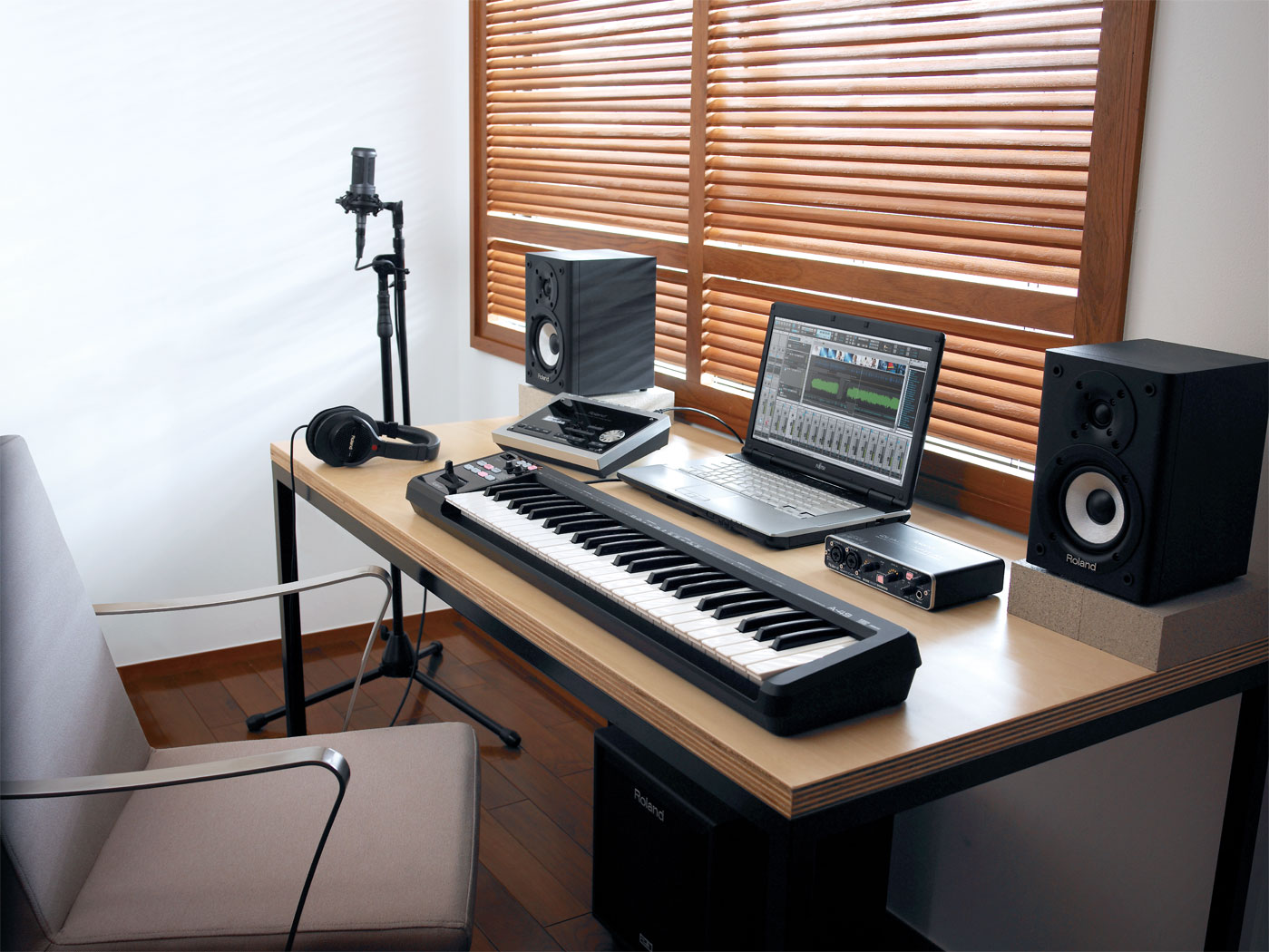 Для домашней студии звукозаписи подойдет звуковая карта с несколькими выходами: для инструментов и микрофона