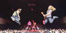 Трюки гитаристов на сцене: как выглядеть круто