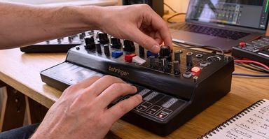 Behringer выпустила карманный Minimoog D Mini