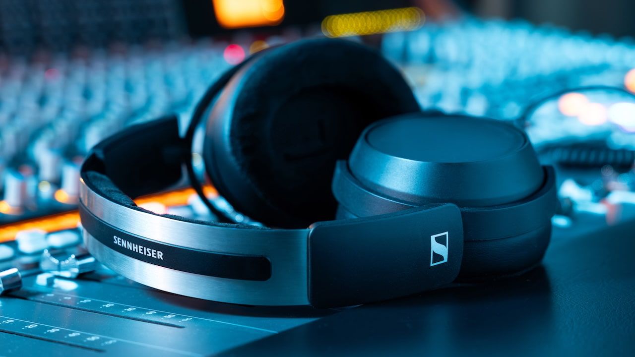 sennheiser-hd-480-pro-headphones-mixing-console.jpg