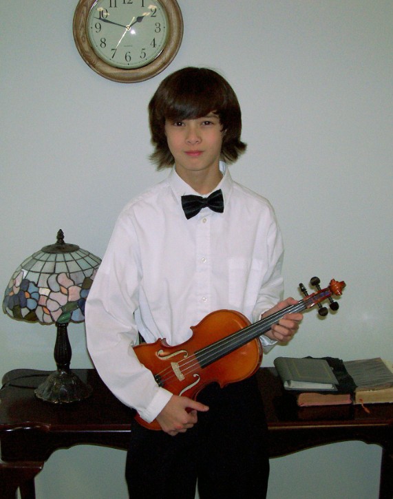 Тим Хенсон в детстве со скрипкой